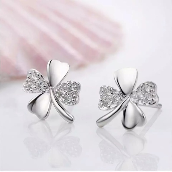 NEW!💙💎GORGEOUS!🍀LITTLE LUCKY🍀CLOVER🍀STUDS💎💙 - Picture 4 of 8